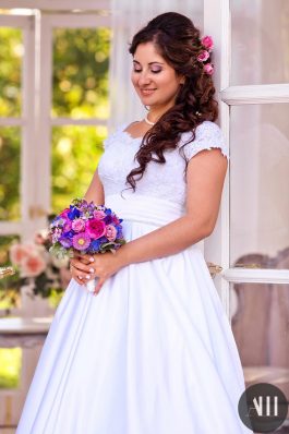 Греческая коса с цветами и макияж для невесты
