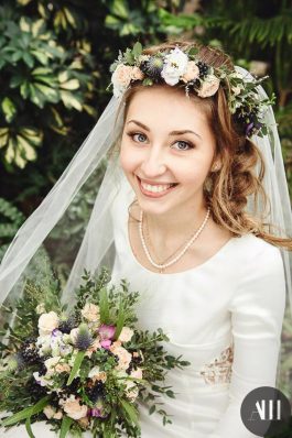 Свадебная прическа коса с венком из живых цветов