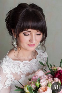 Свадебная прическа с челкой и макияж для невесты