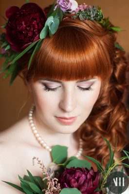 Свадебный макияж и прическа с челкой и живыми цветами