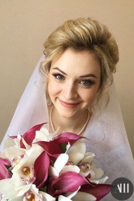 Свадебный образ нежная прическа с фатой и макияж