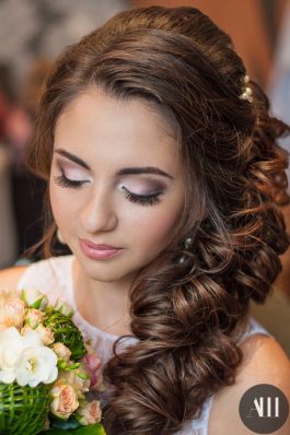 Яркий свадебный макияж и греческая коса для невесты