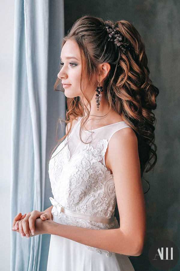 Свадебная прическа с диадемой, цветами и фатой. Как оформить волосы в день празднования свадьбы?
